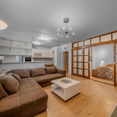 Huge Apartment Next To Train Station Close To The City Center ブラチスラヴァ エクステリア 写真